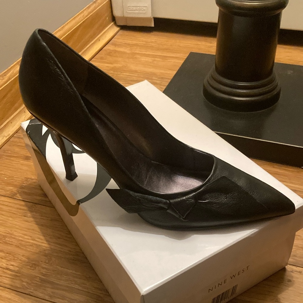 Pumps with bow